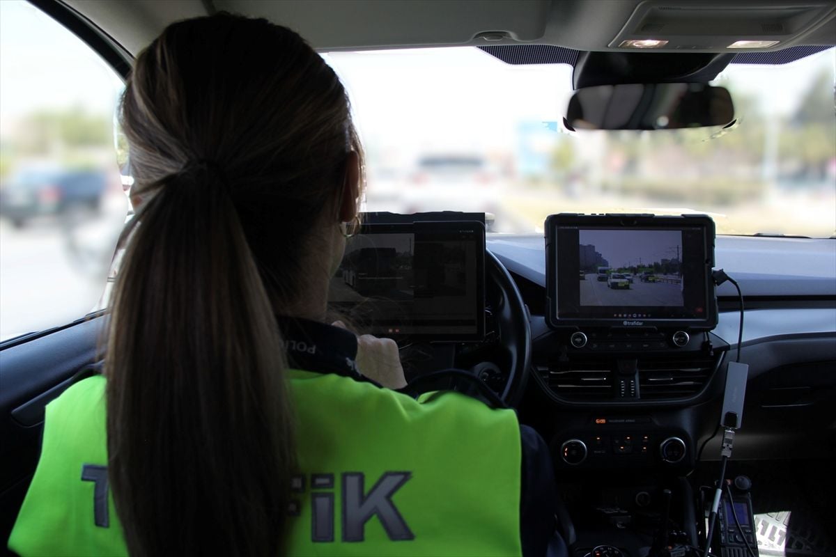 Antalya'da trafik polisleri hız denetimi yapıyor.