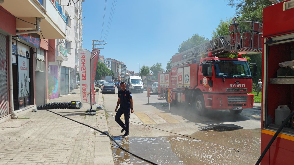 Apartman otoparkında çıkan yangında 1'i çocuk, 6 kişi dumandan etkilendi