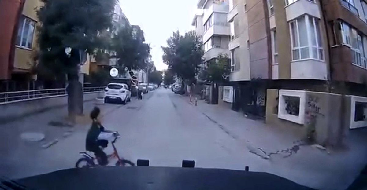 Eskişehir'de bir aracın önüne aniden çıkan bisikletli çocuk, sürücünün hızlı refleksiyle kazadan kurtuldu.