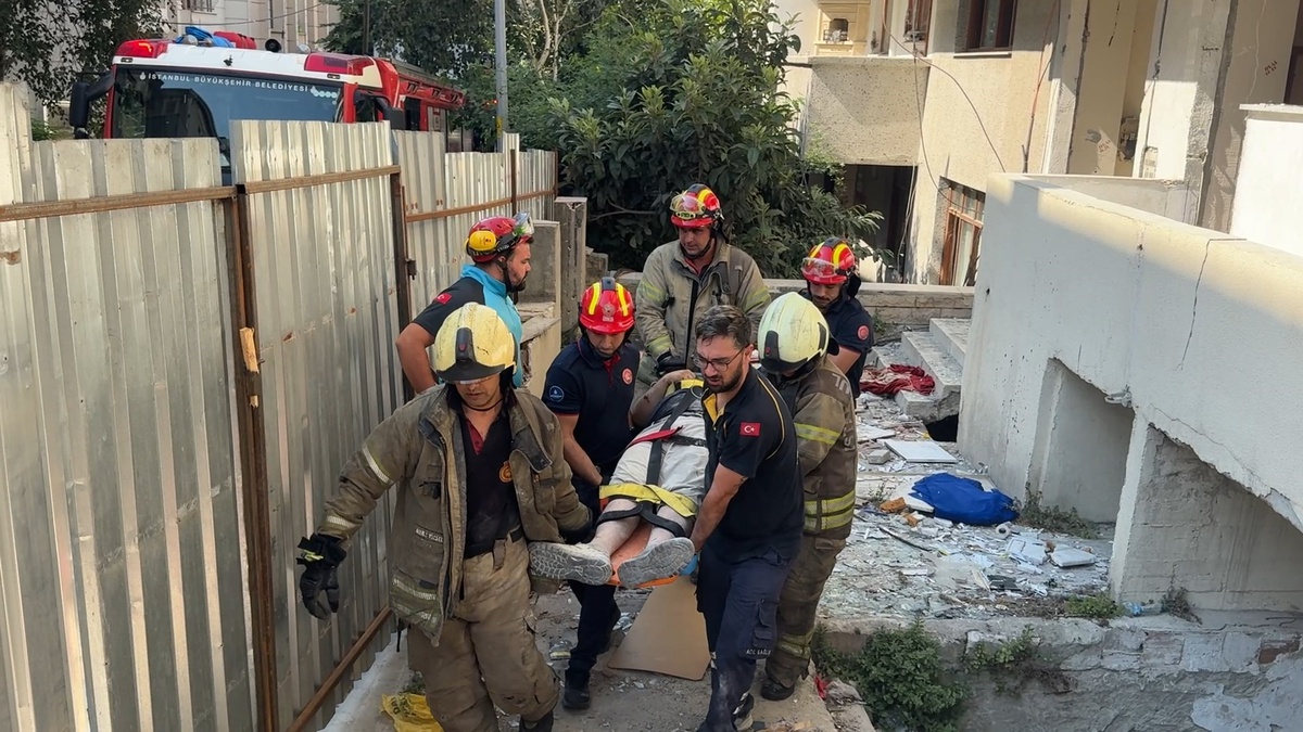 Avcılar'da metruk binada kiriş çöktü; söküm yapan işçi altında kaldı