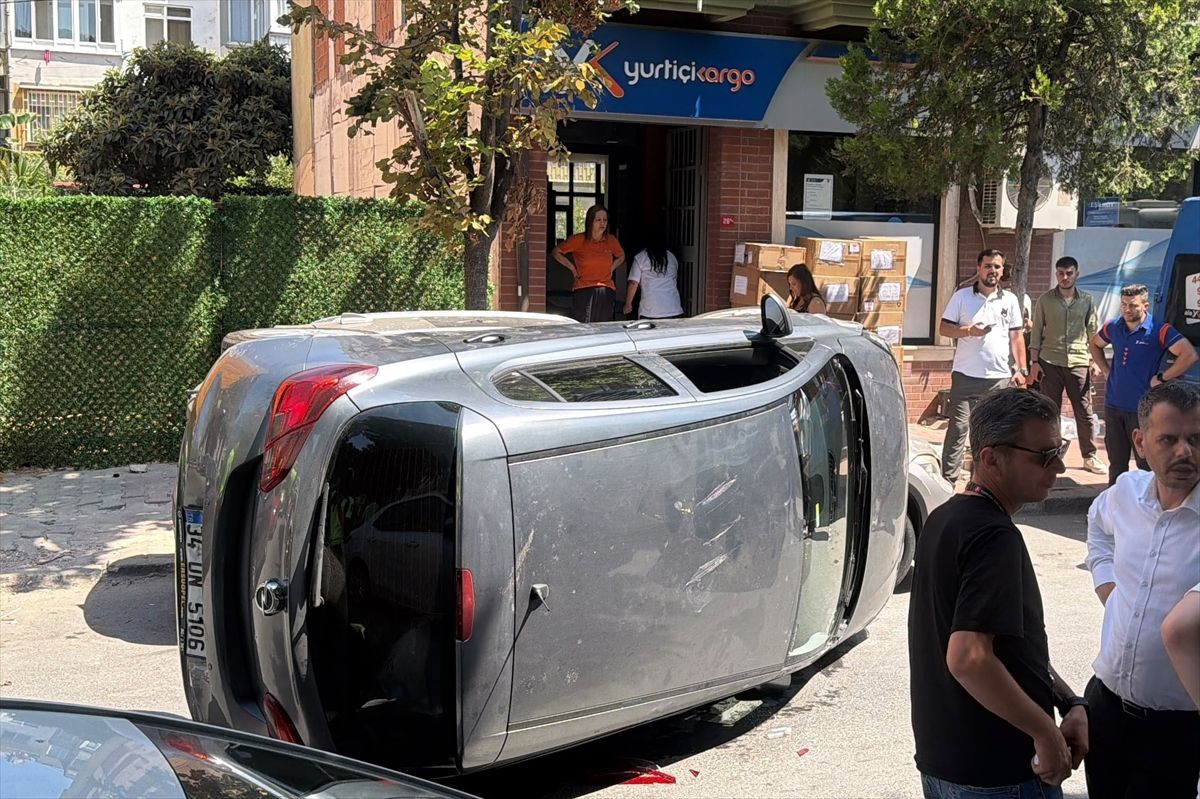 Bakırköy'de park halindeki araca çarpan otomobil yan yattı
