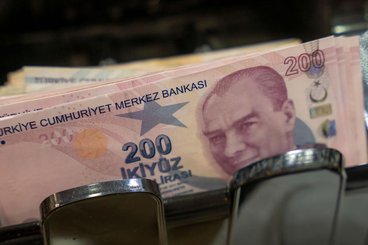 Yargıtay binası ve banka sembollerini gösteren bir görsel.