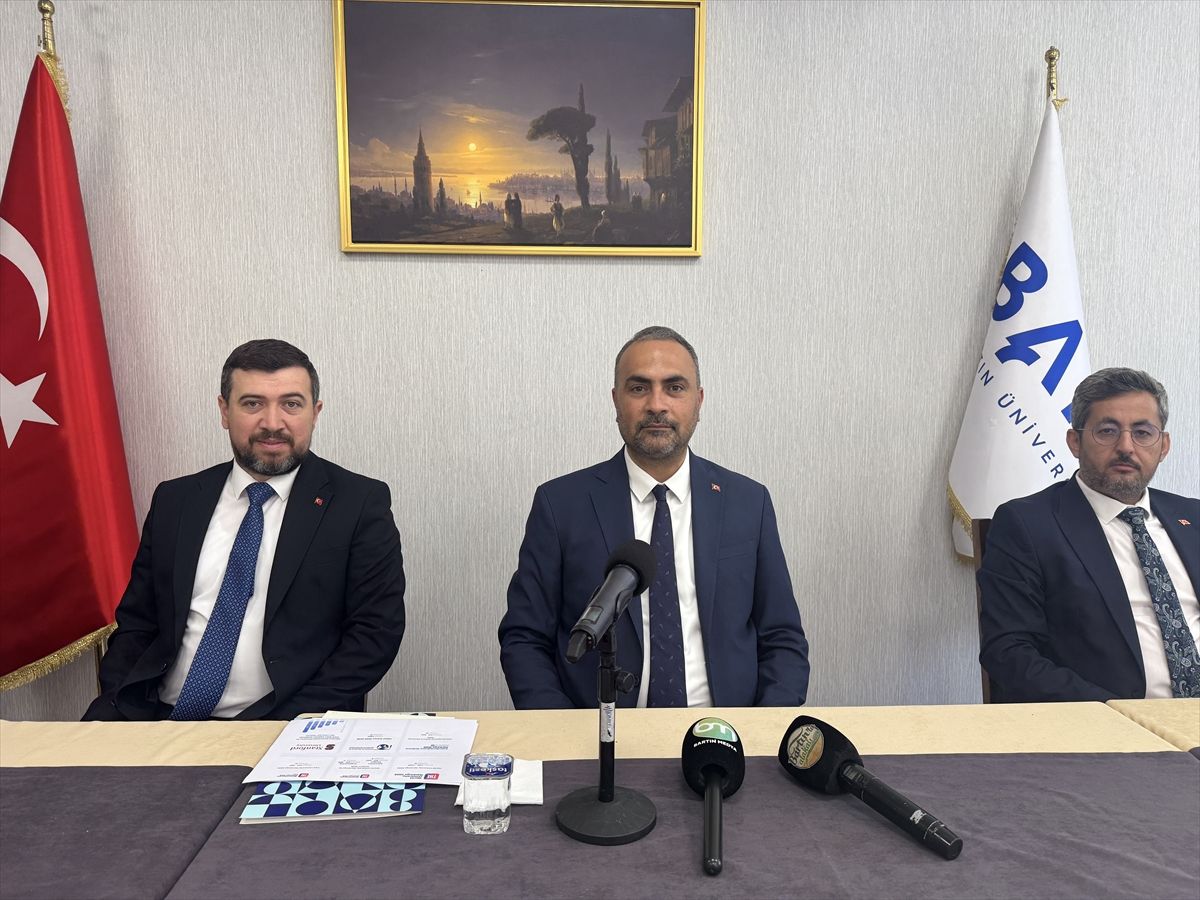 Bartın Üniversitesi Rektörü Prof. Dr. Ahmet Akkaya, basın toplantısında konuşma yapıyor.