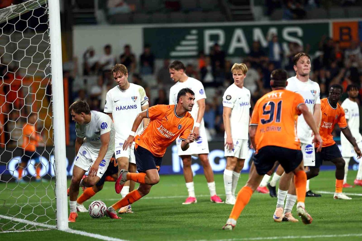 Başakşehir futbol takımından Emin Bayram'ın gol sevinci