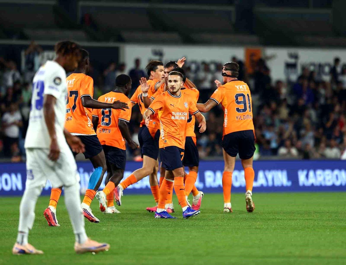 Başakşehir'in yeni transferleri Karbownik ve Emin Bayram ilk resmi maçlarına çıktı