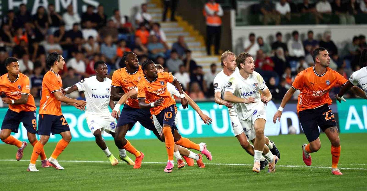 İstanbul Başakşehir ve Inter Turku futbol takımları karşı karşıya gelirken çekilmiş bir fotoğraf.
