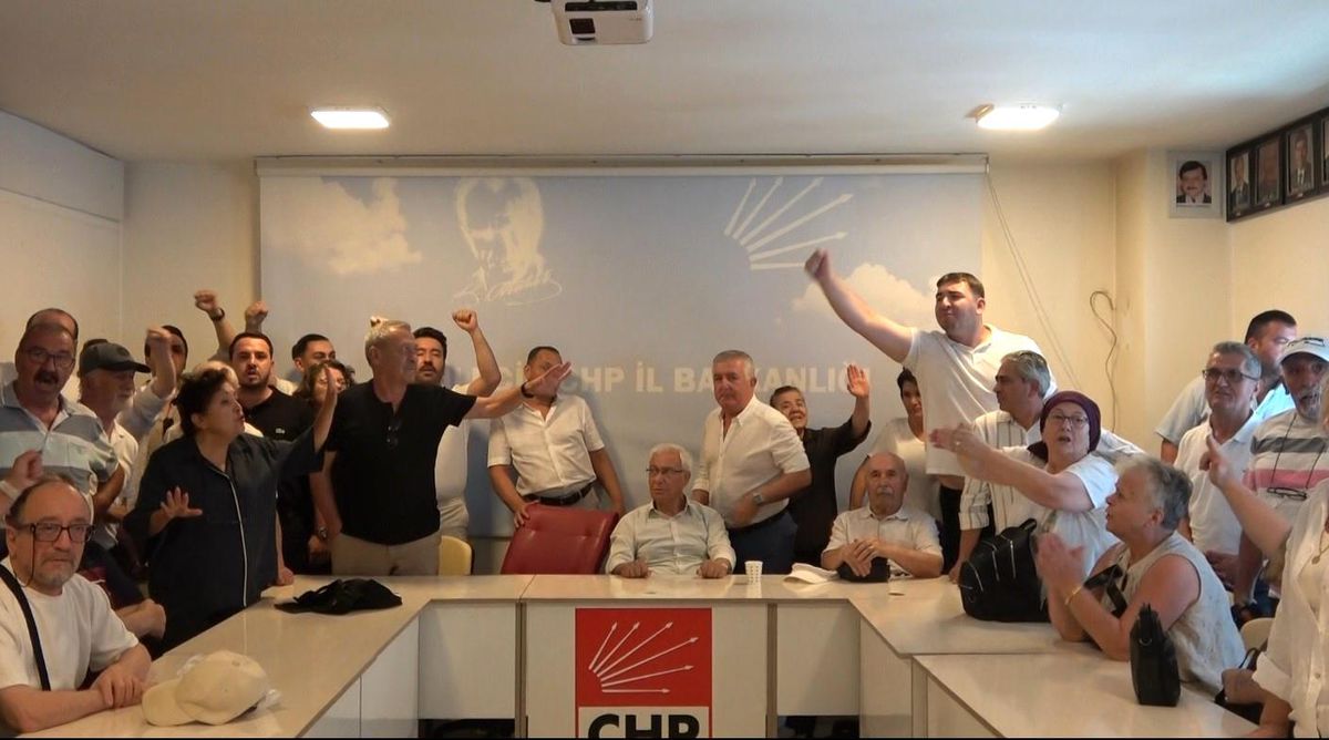 CHP Bilecik İl Başkanlığı binası önünde protesto eden partililer.