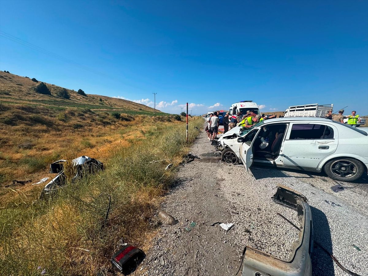 Bitlis'in Tatvan ilçesinde iki otomobilin karıştığı trafik kazası sonrası yaralıların ambulansla hastaneye götürülmesi.