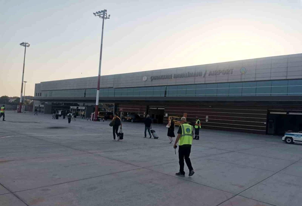 Brüksel'den gelen yolcu uçağı Çanakkale Havalimanı'na iniş yaptı