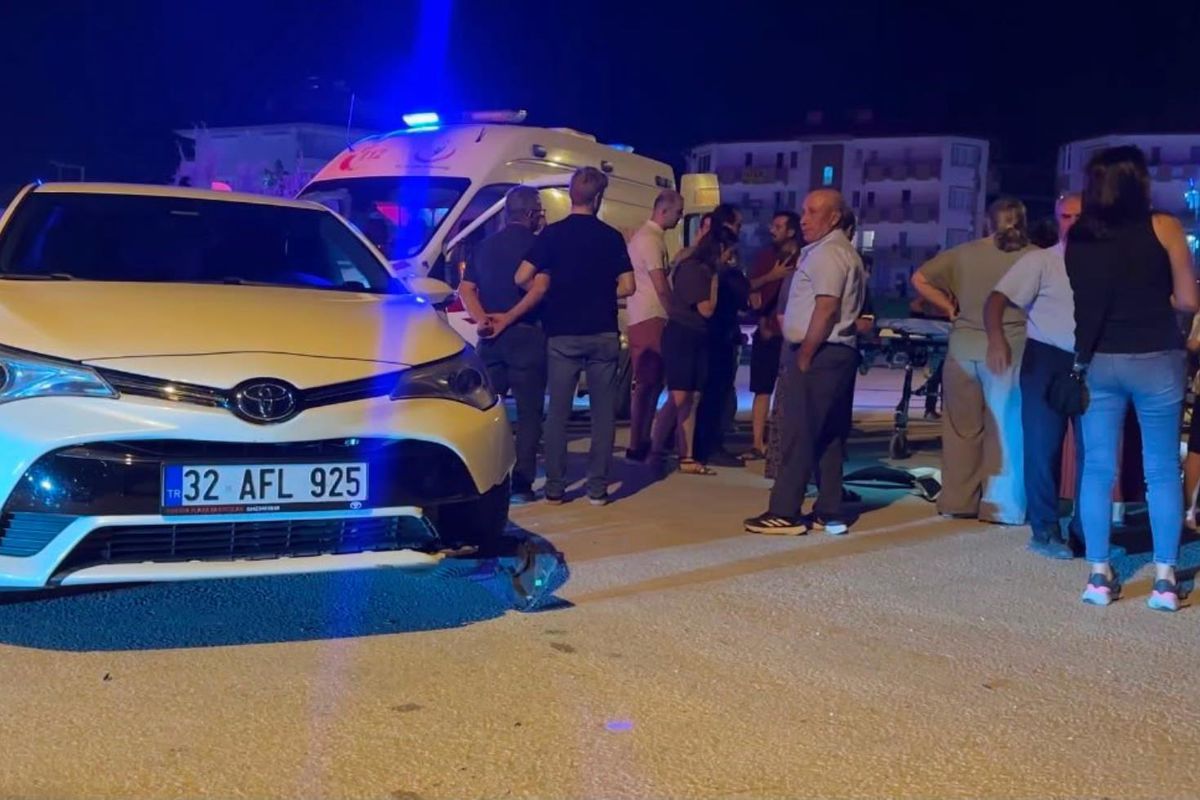 Otomobille motosiklet çarpıştı, yol kenarındaki çocuk yaralandı