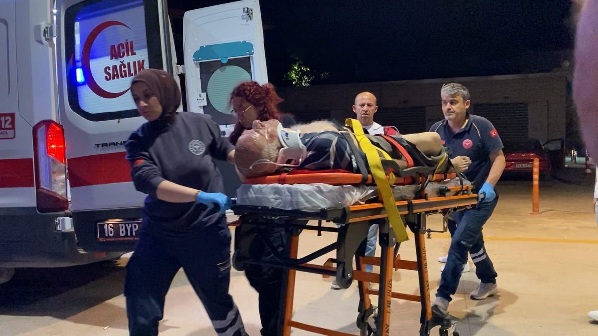 Bursa İnegöl'de devrilen traktörün altından çıkarılan yaralı sürücü.