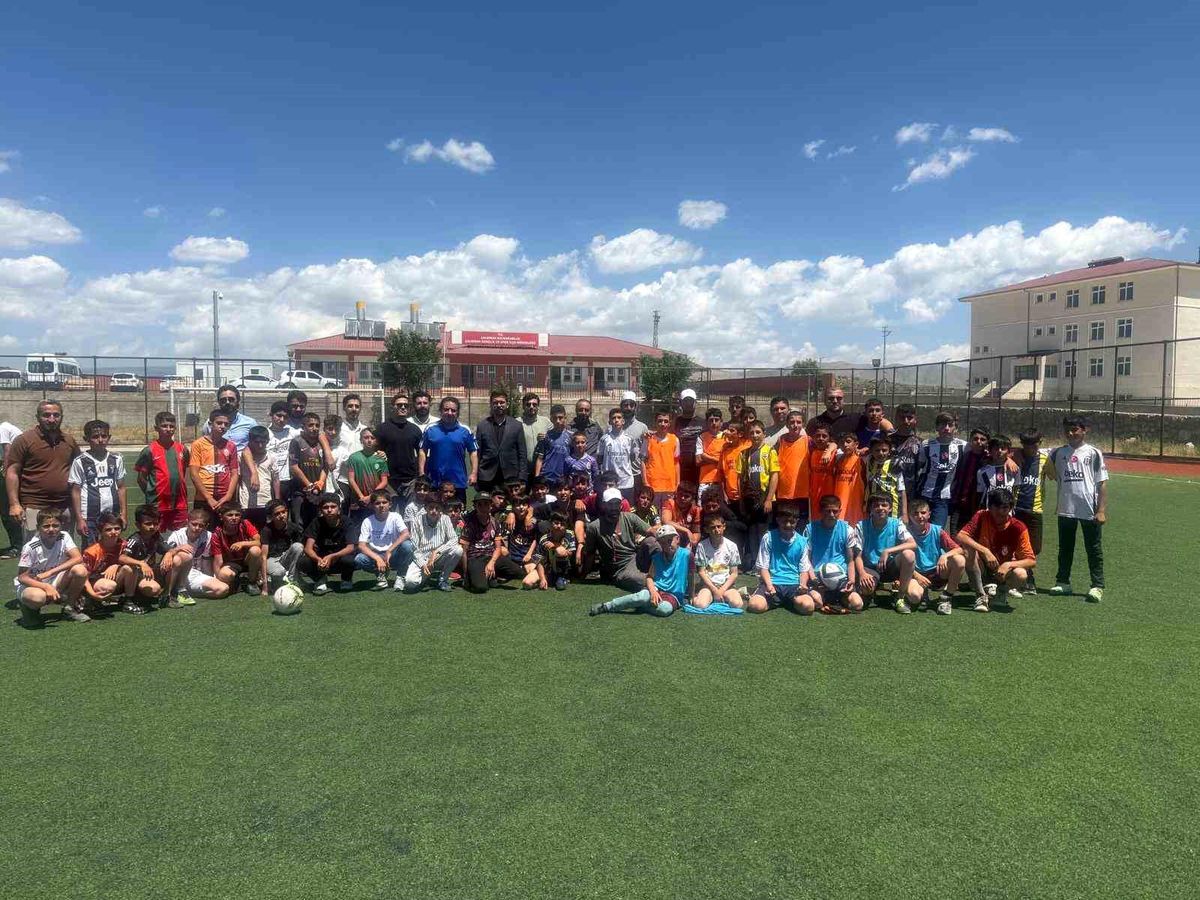 Çaldıran'da Yaz Kur'an Kursu öğrencileri futbol turnuvasında mücadele ediyor.