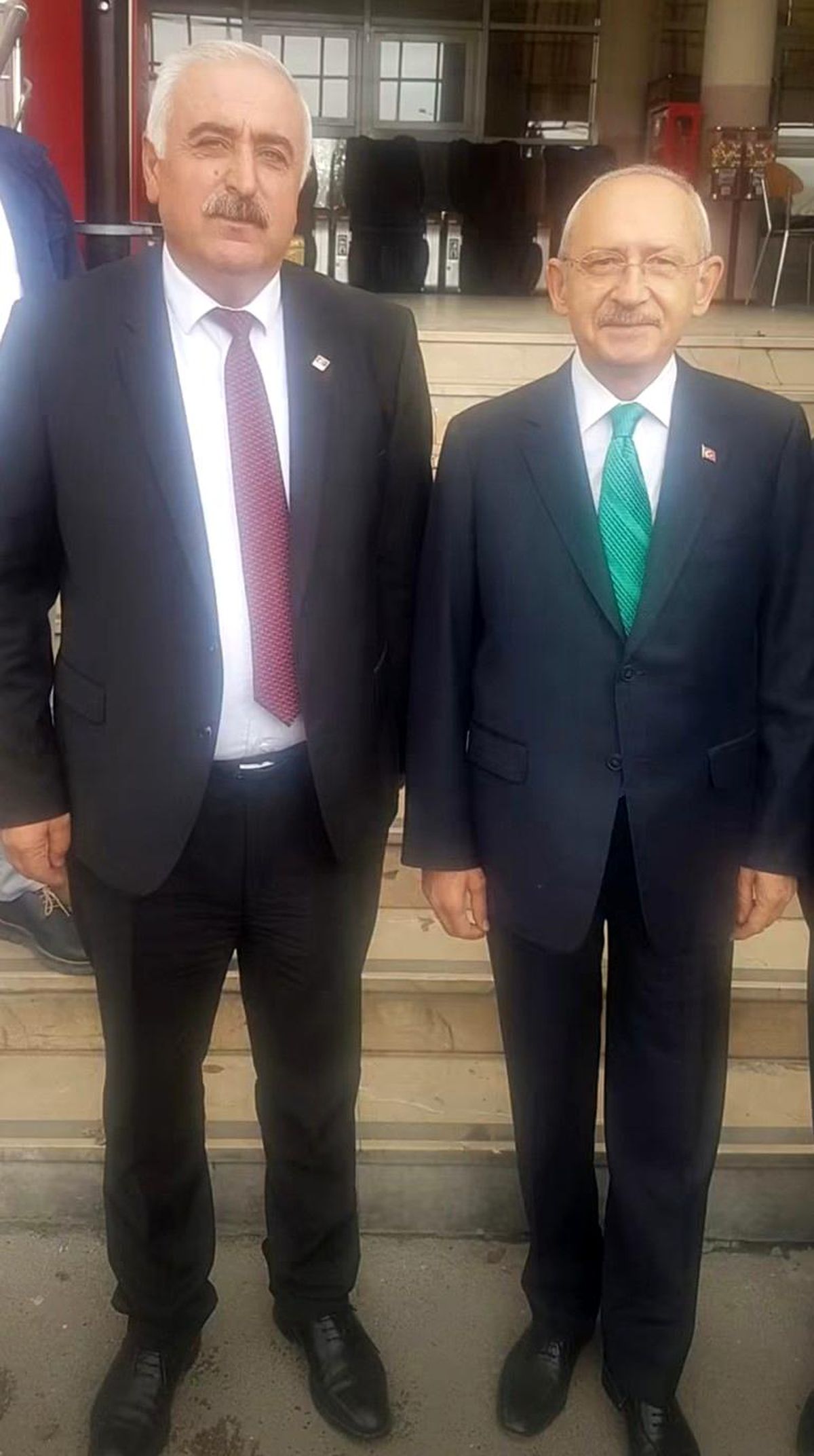 CHP Kırşehir İl Başkanlığı binası önünde toplanan partililer.