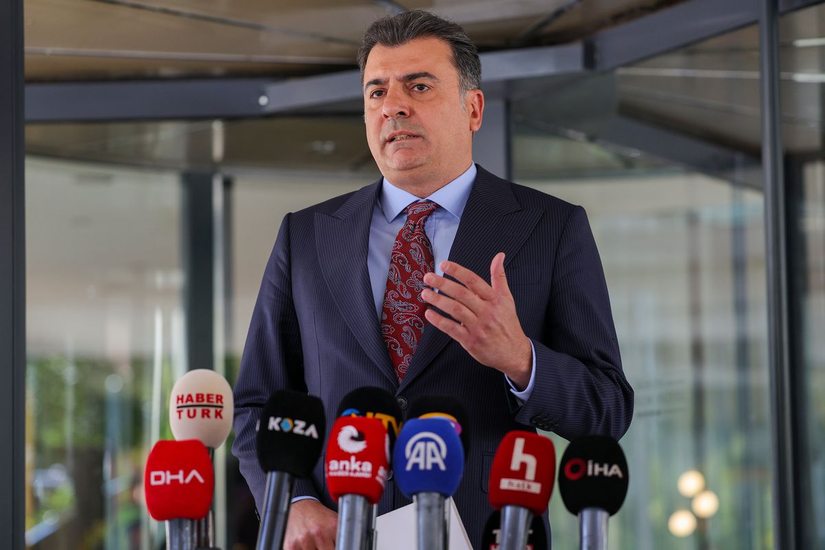CHP'li Zeynel Emre yeni parti kurma çalışmalarını değerlendiriyor.