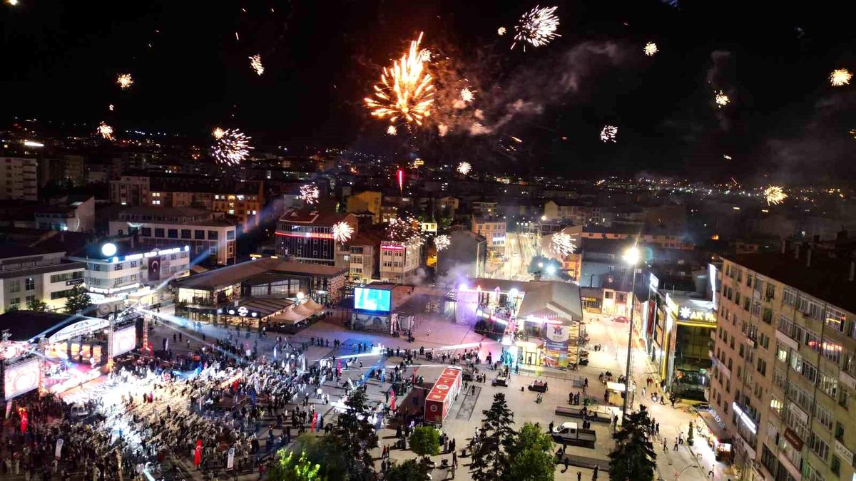 Çorum'da 38. Uluslararası Hitit Festivali kapsamında düzenlenen havai fişek gösterisi.