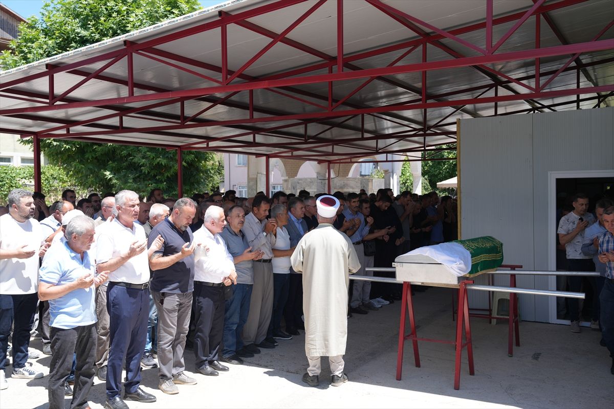 Şehit annesi Latife Şişman'ın cenaze töreninden bir görüntü.