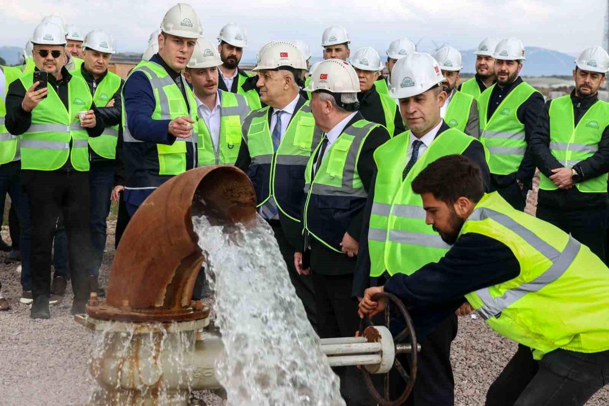 İzmir Dikili'deki Jeotermal Isıtmalı Sera Organize Tarım Bölgesi'nde ruhsat teslim töreninden bir görüntü.