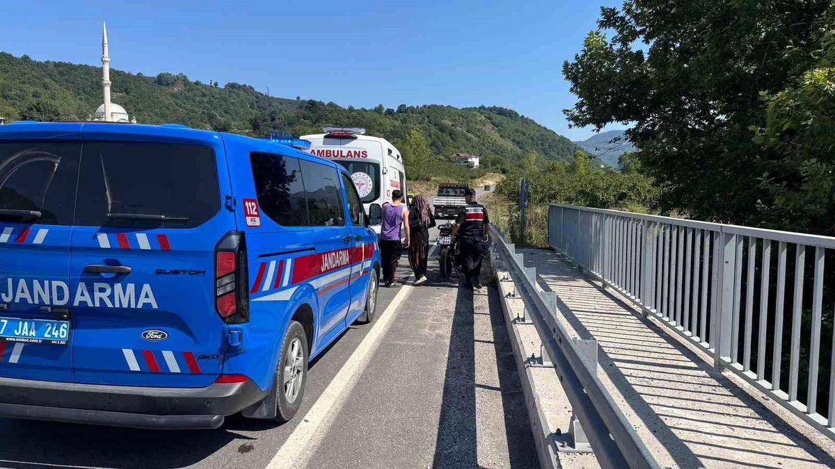 Direksiyon hâkimiyetini kaybeden motosiklet sürücüsü bariyere çarptı: 1 yaralı