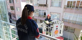 Down sendromlu gencin doğum günü pastası itfaiye merdiveniyle geldi