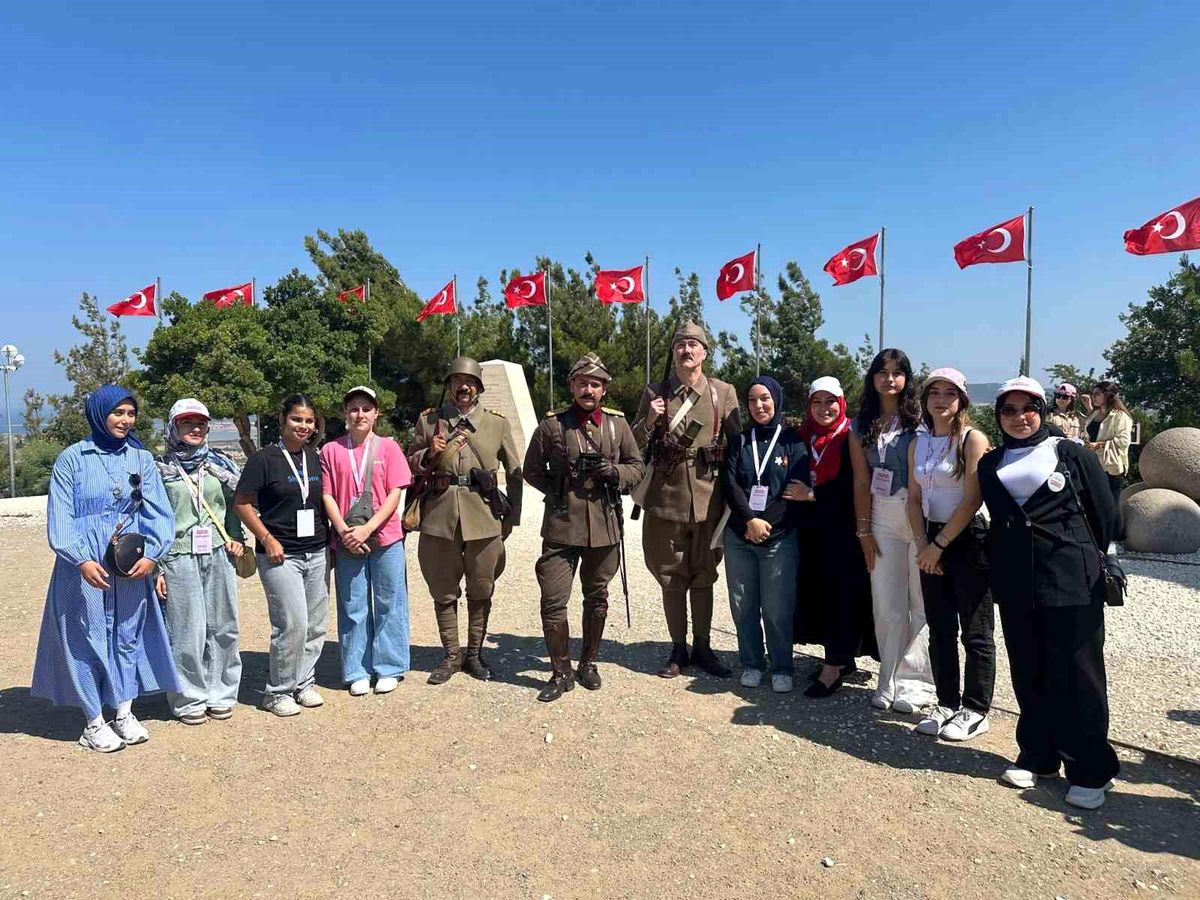 Düzceli gençlerin Çanakkale'de tarihi alanları ziyaretinden bir görüntü.