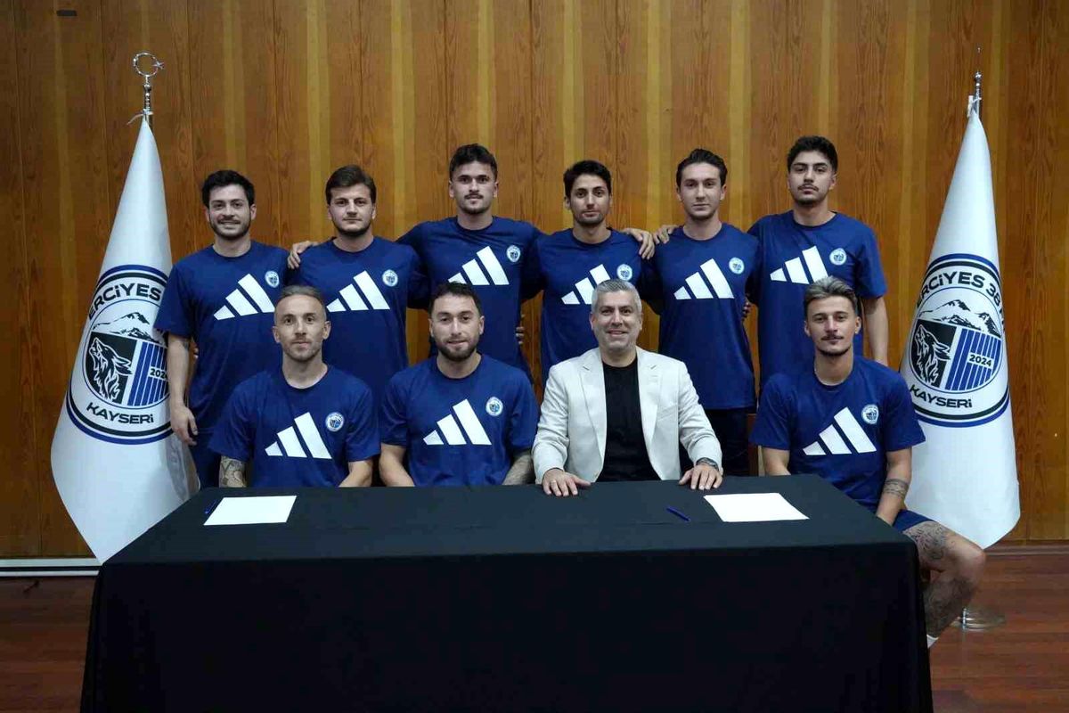 Erciyes 38 FK'dan, Bolu kampında 11 yeni transferi için imza töreni