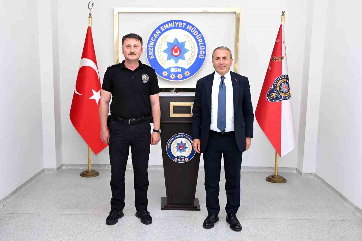 Erzincan İl Emniyet Müdürü Zafer Baybaba ve eski İl Emniyet Müdürü Kenan Kurt makamda görüşürken.