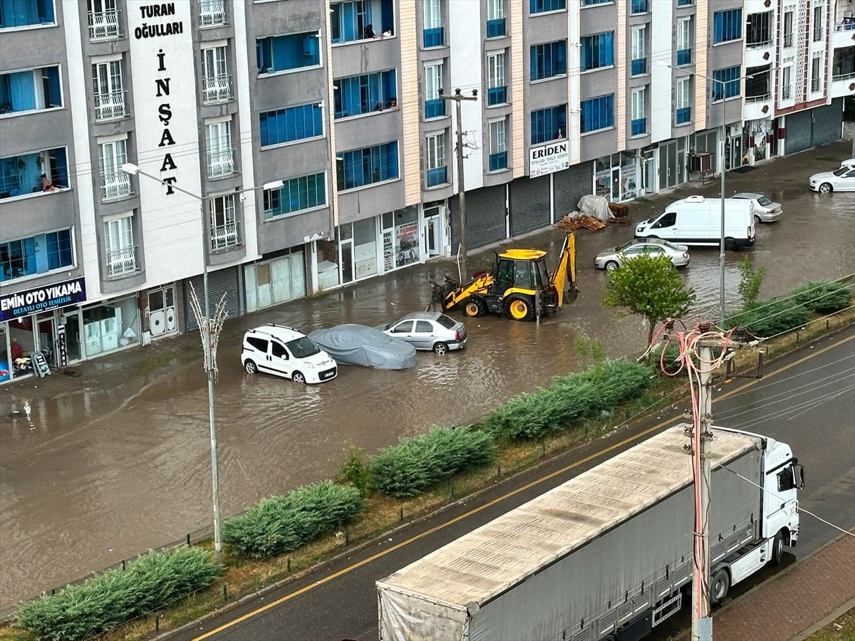 Erzurum'da etkili olan sağanak yüzünden sürücüler yolda ilerlemekte güçlük çekti