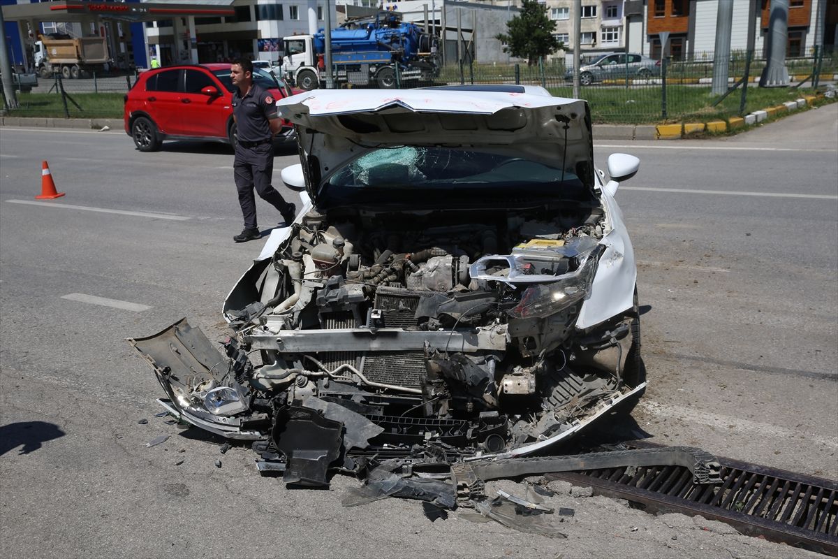 Erzurum'da otomobil ile itfaiye aracının çarpıştığı kazada 7 kişi yaralandı