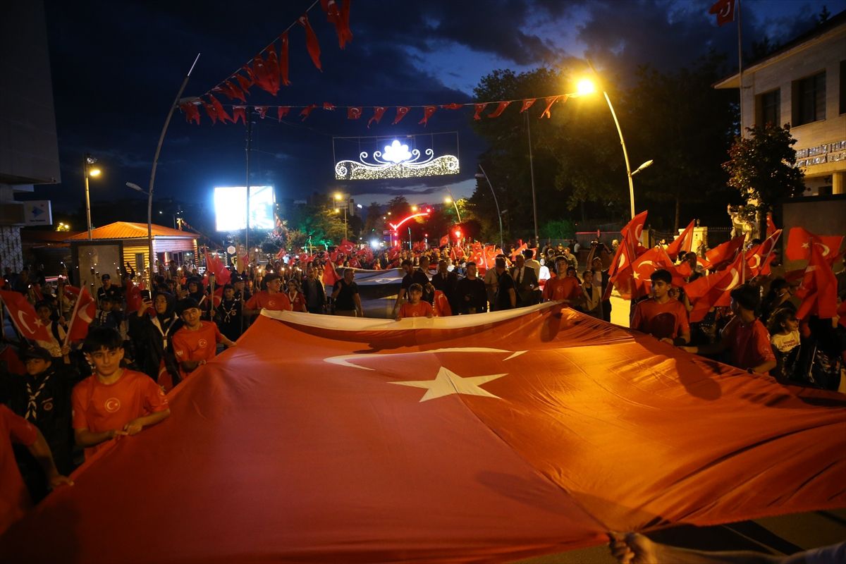 Erzurum Kongresi'nin 107. yıl dönümü dolayısıyla fener alayı yürüyüşü yapıldı
