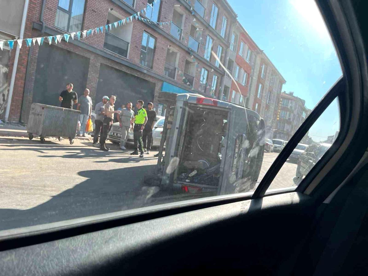 Eskişehir'de kaza yapan hafif ticari araç yan yattı: 3 yaralı