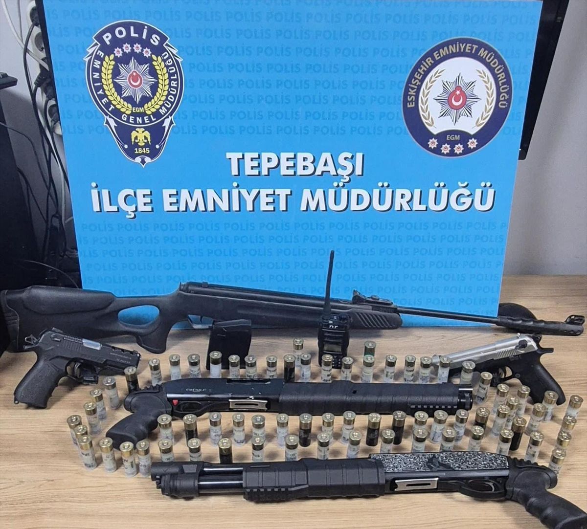 Eskişehir'de sosyal medyada silah teşhiri yaptıkları iddiasıyla 2 zanlı yakalandı