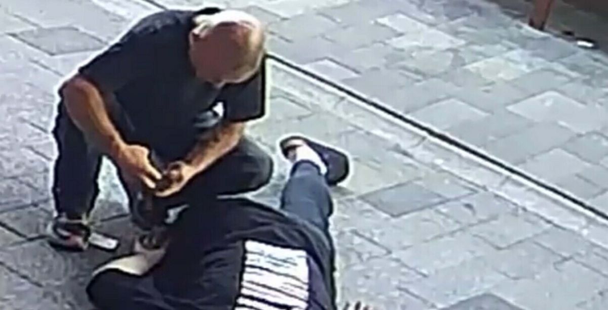 Fenalaşıp yere yığılan gencin cebindeki parayı çaldı; o anlar kamerada