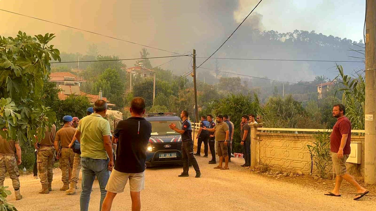 Fethiye'deki yangın 4 saattir sürüyor: ''Bir mahalle tedbir amaçlı tahliye ediliyor''