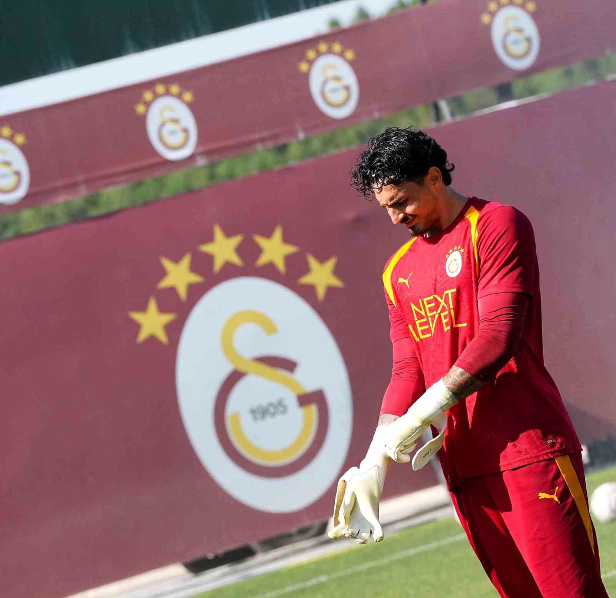 Galatasaray futbolcuları antrenman sahasında çalışırken