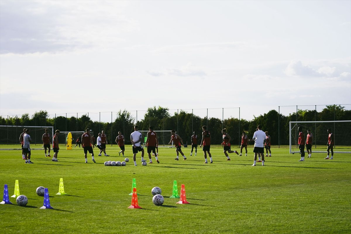 Gaziantep FK futbolcuları antrenman yapıyor.