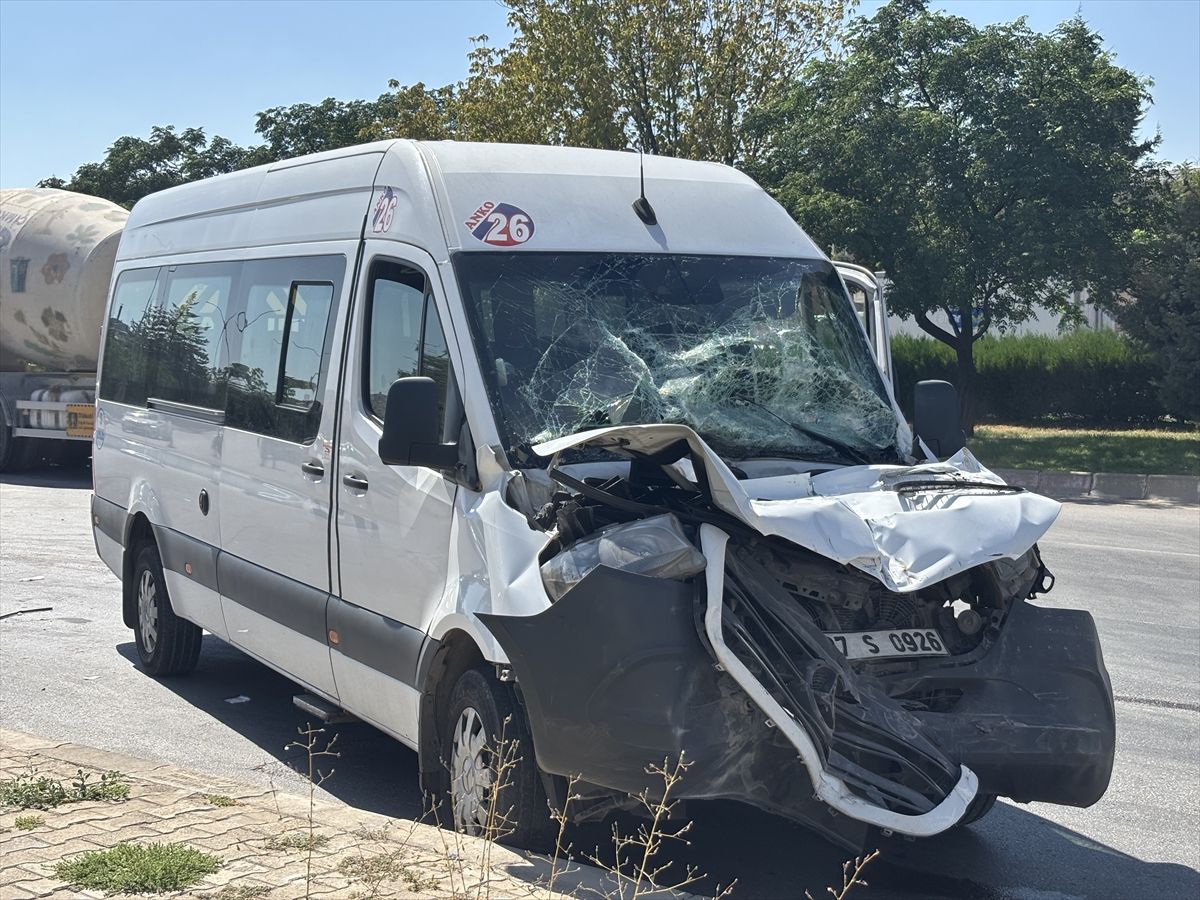 Gaziantep'te damperli tırla çarpışan işçi servisindeki 11 kişi yaralandı