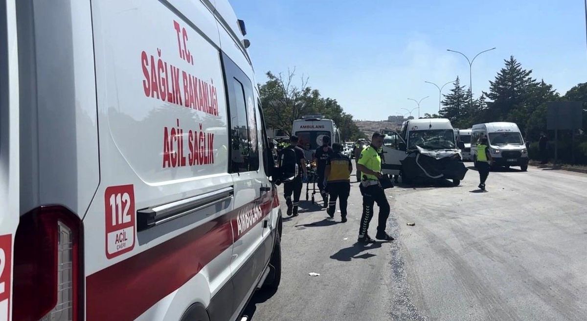 Gaziantep'te servis tıra çarptı: 11 yaralı