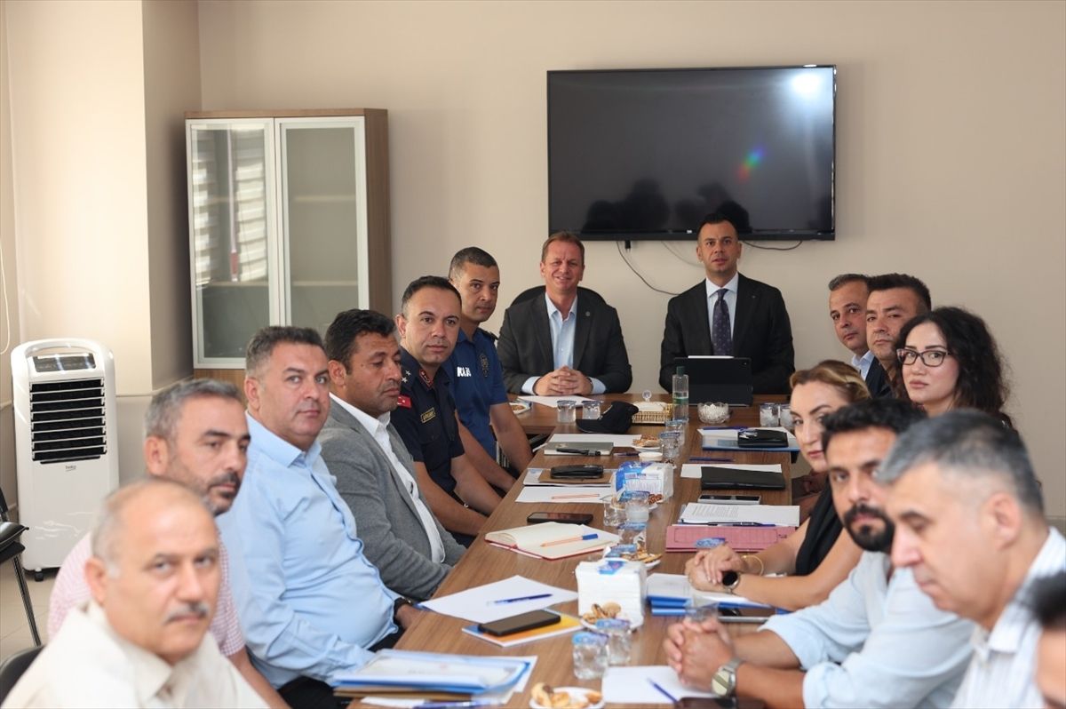 Gülnar Kaymakamı Emrah Aslan başkanlığında yapılan ilçe idare şube başkanları toplantısından bir görünüm.