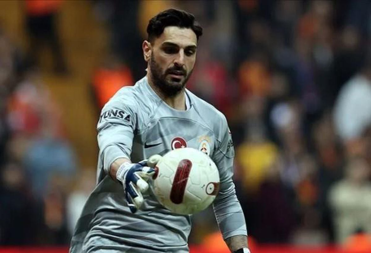 Galatasaraylı kaleci Günay Güvenç'in antrenman veya maç sırasında çekilmiş bir fotoğrafı.