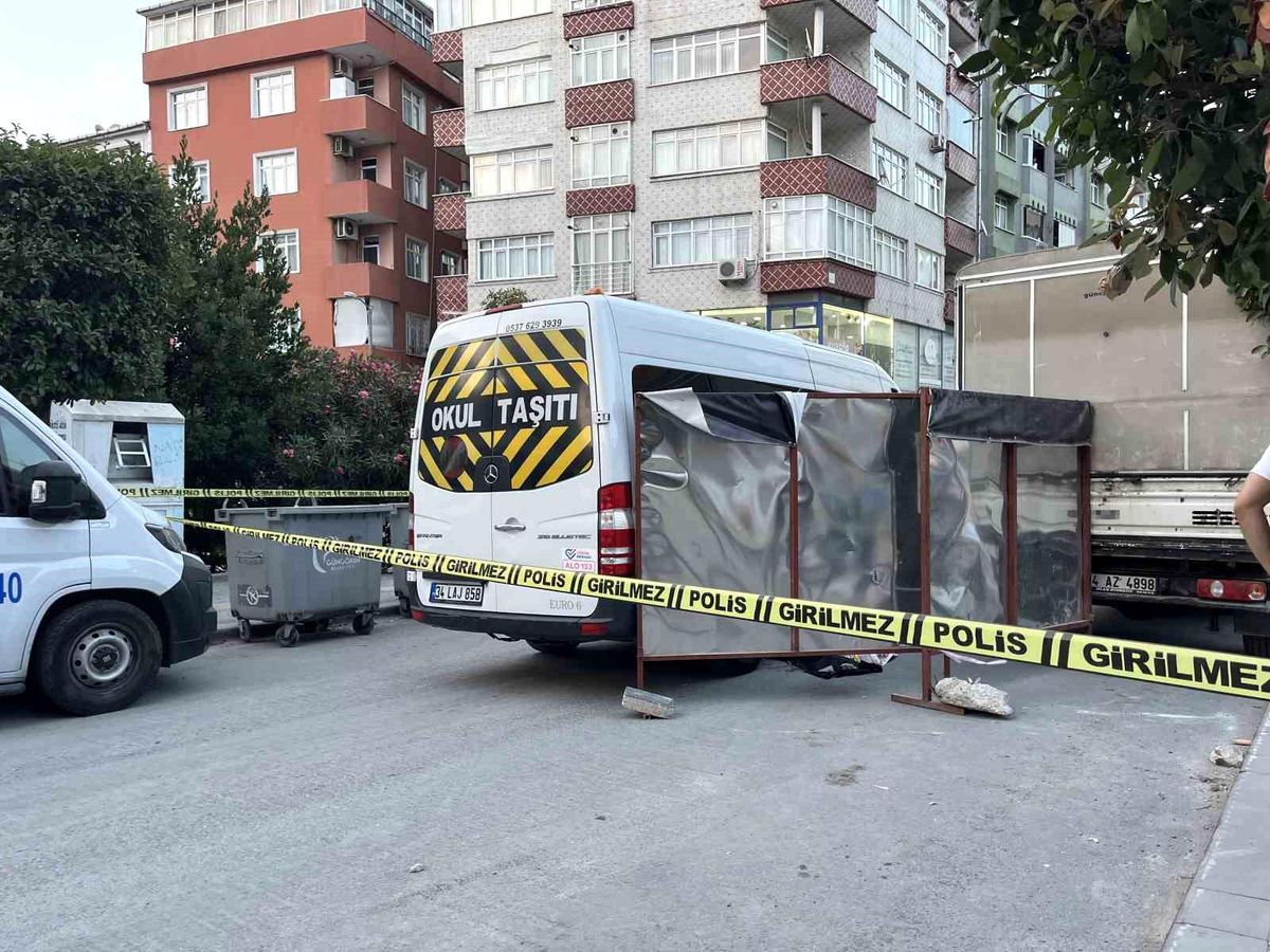 Güngören'de servis aracının altında kalan yaşlı adamın hayatını kaybettiği kaza yeri.