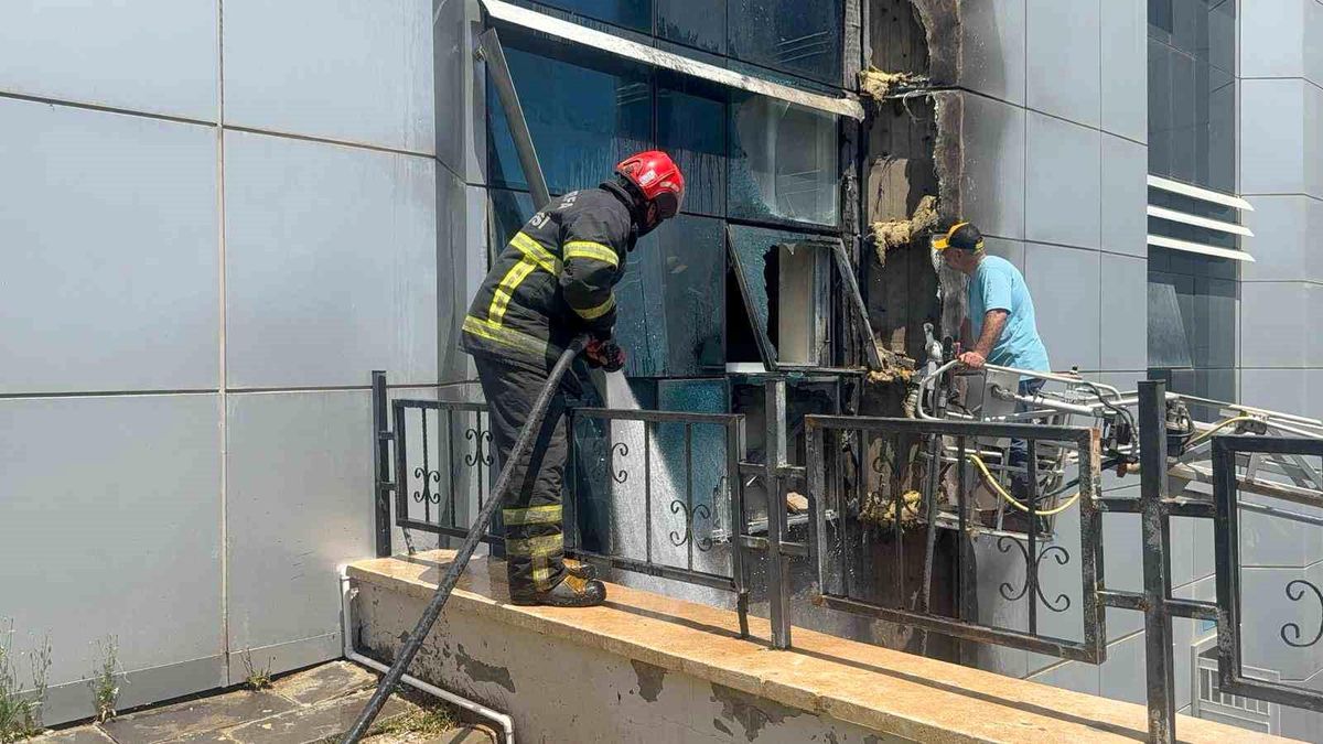 Harran Üniversitesi Tıp Fakültesi Hastanesi'nde çıkan yangın sonrası tahliye edilen hastalar