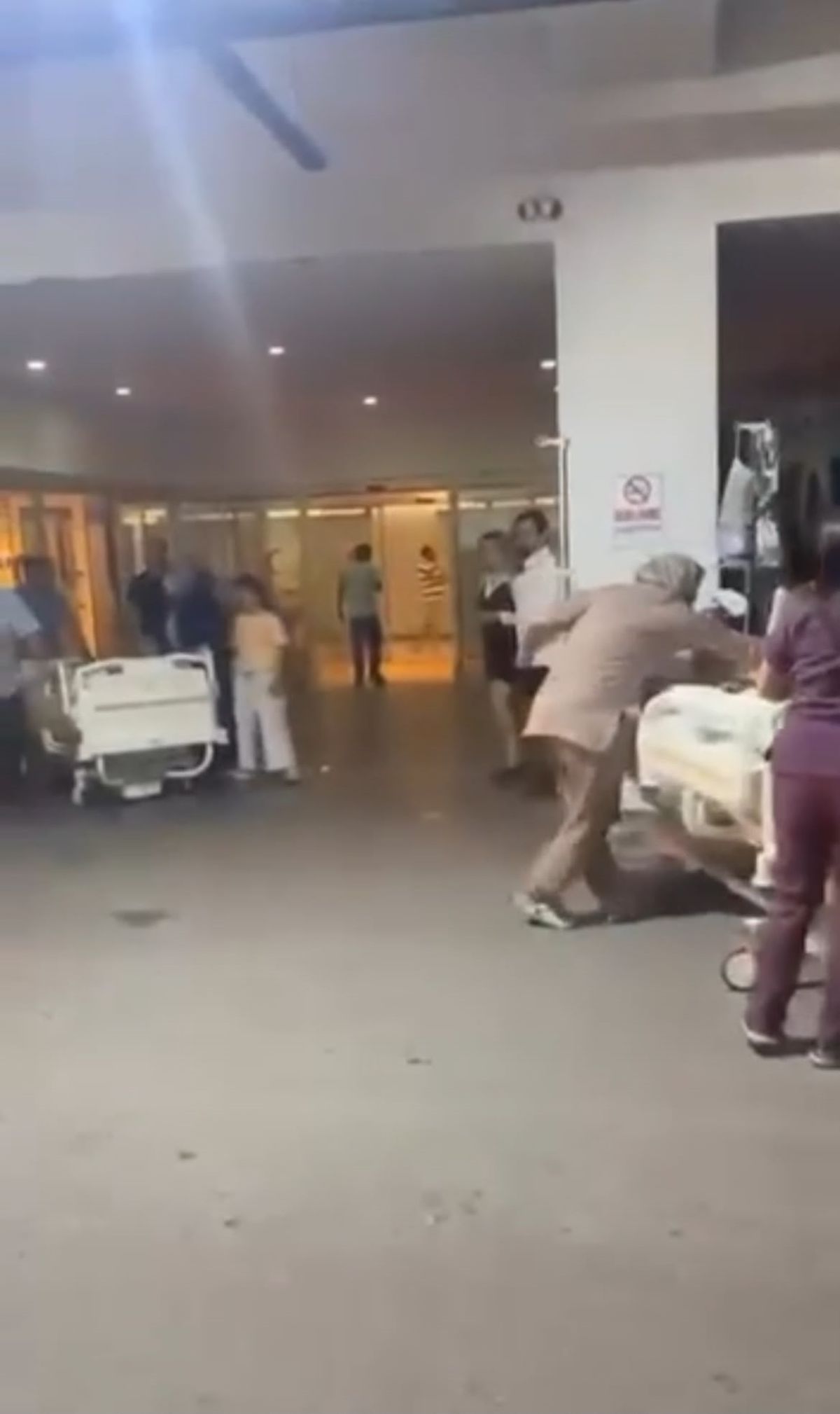 Hastanenin yoğun bakım ünitesinde yangın; 2 kişi dumandan etkidendi