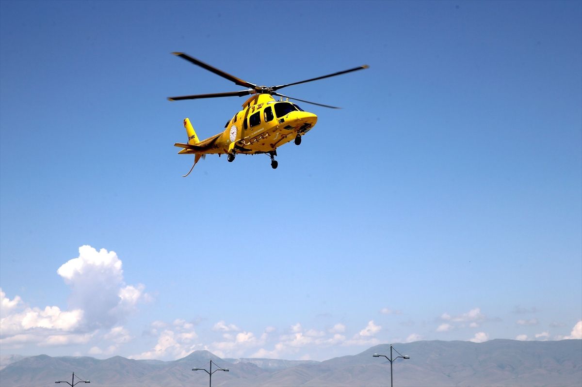 Iğdır'da düşüp beyin kanaması geçiren bebek ambulans helikopterle Erzurum'a getirildi