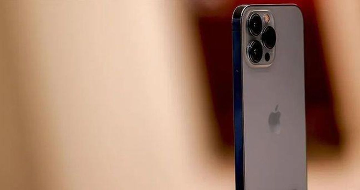 Apple logosu ve iPhone ekranında iOS 27 Beta 4 güncellemesini gösteren bir görsel.