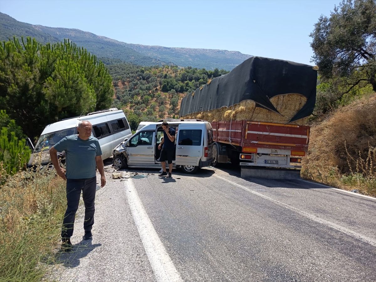 İzmir'in Beydağ ilçesinde meydana gelen trafik kazasında yaralananların hastaneye kaldırılması.
