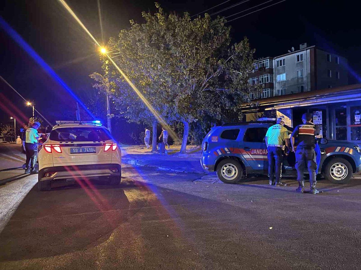 Tekirdağ'da jandarma çevirmesinden kaçan otomobilin polisler tarafından durdurulması.