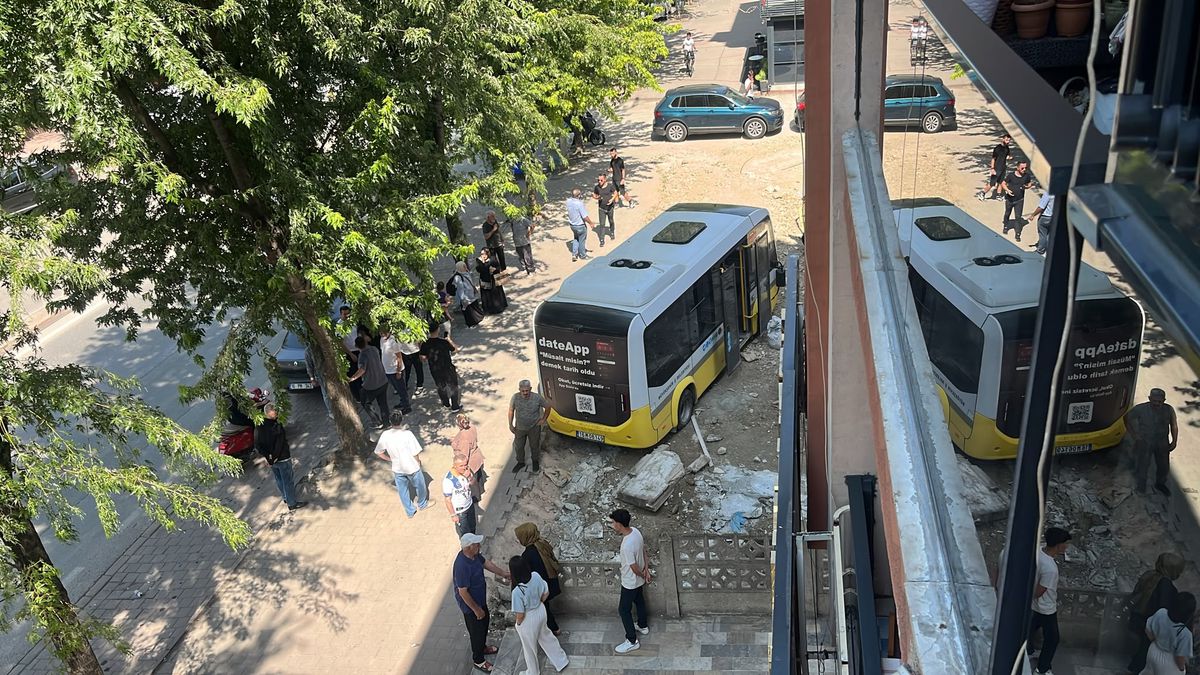Bursa'nın İnegöl ilçesinde bir minibüsün kaldırıma çıkarak bir tekel bayisine çarptığı kaza sahnesi.