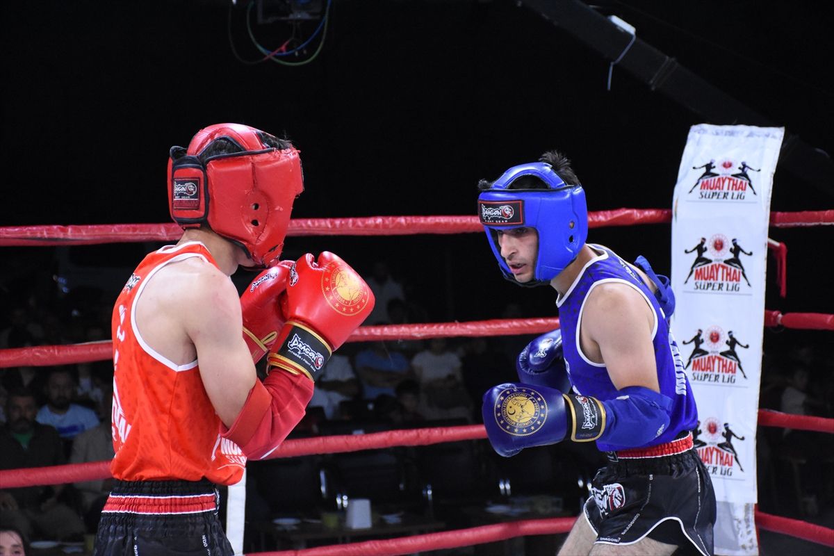 Sarıveliler'de muay thai sporcularının mücadele ettiği süper lig müsabakalarından bir görünüm.