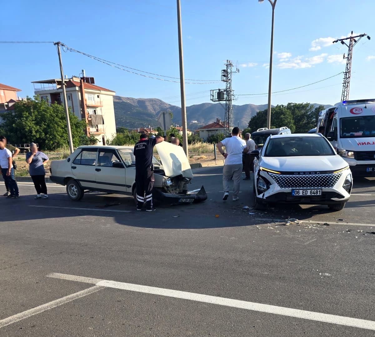 Kavşakta meydana gelen kazada yolcu yaralandı