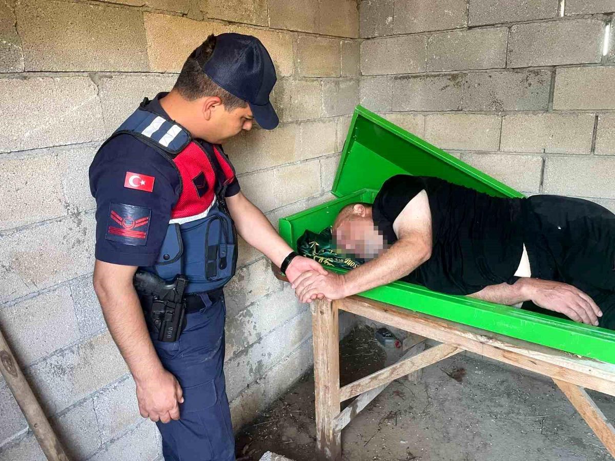 Kayıp vatandaş mezarlıkta tabutun içinde sağ bulundu